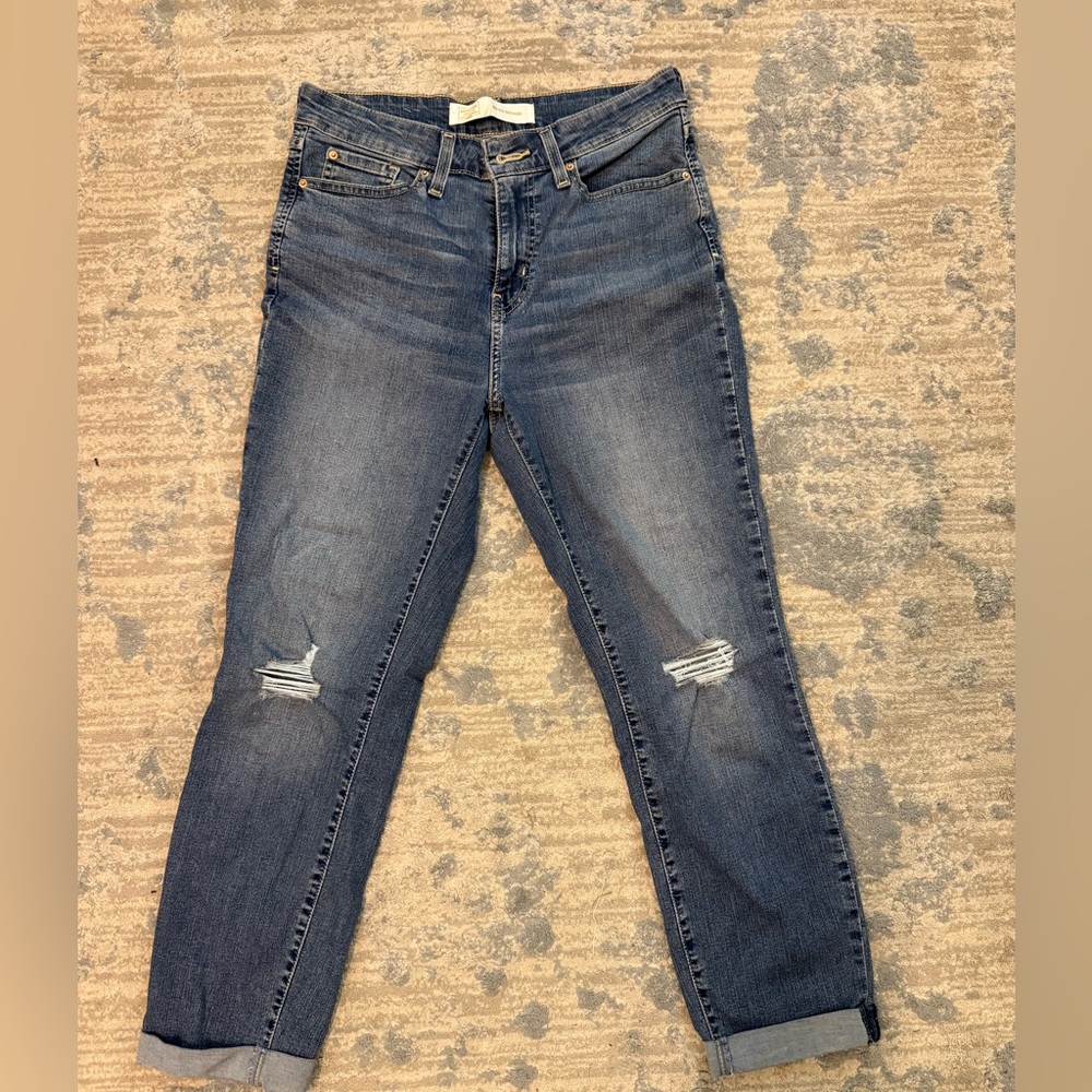 LEVIS. Size 8. Mid rise boyfriend.